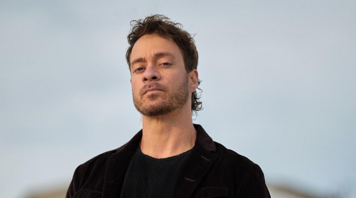 Amos Lee returns with candid new single “Worry No More”