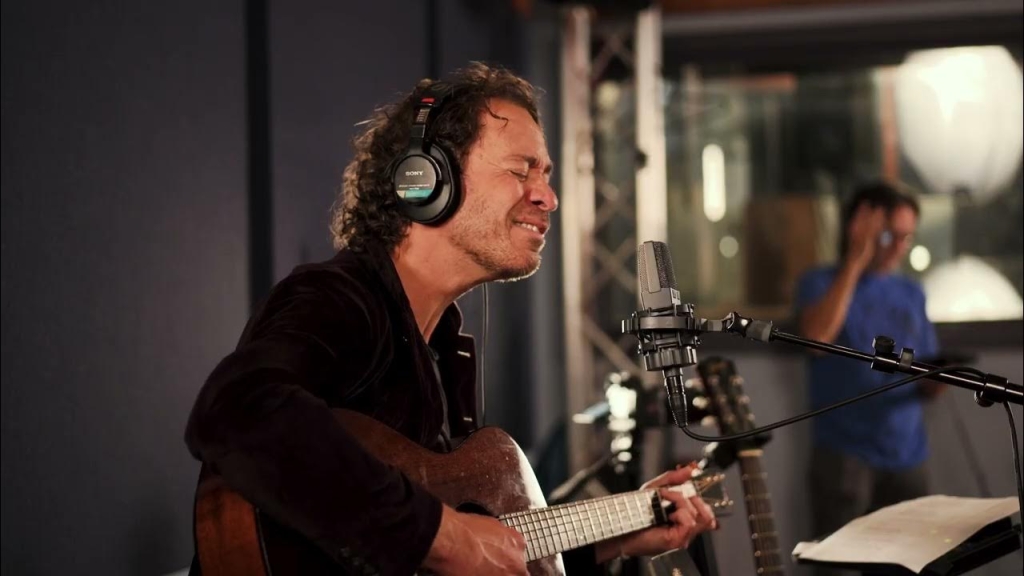 Watch Amos Lee and a string section warm up for his orchestra concert