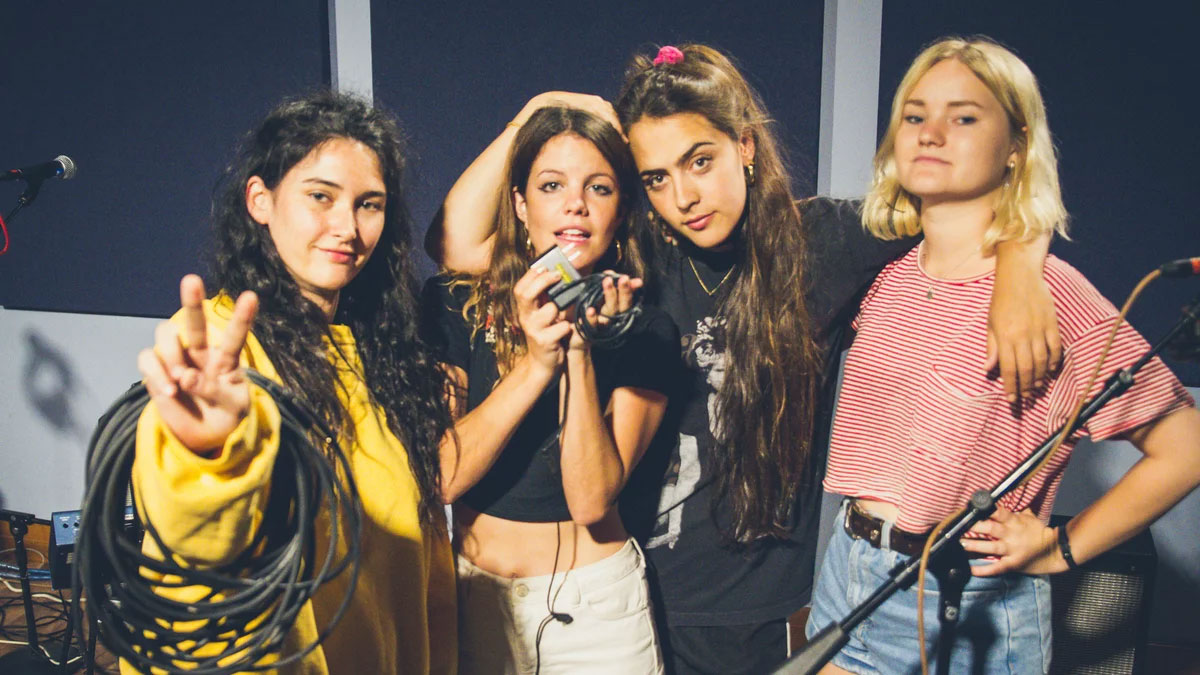Hinds On World Cafe
