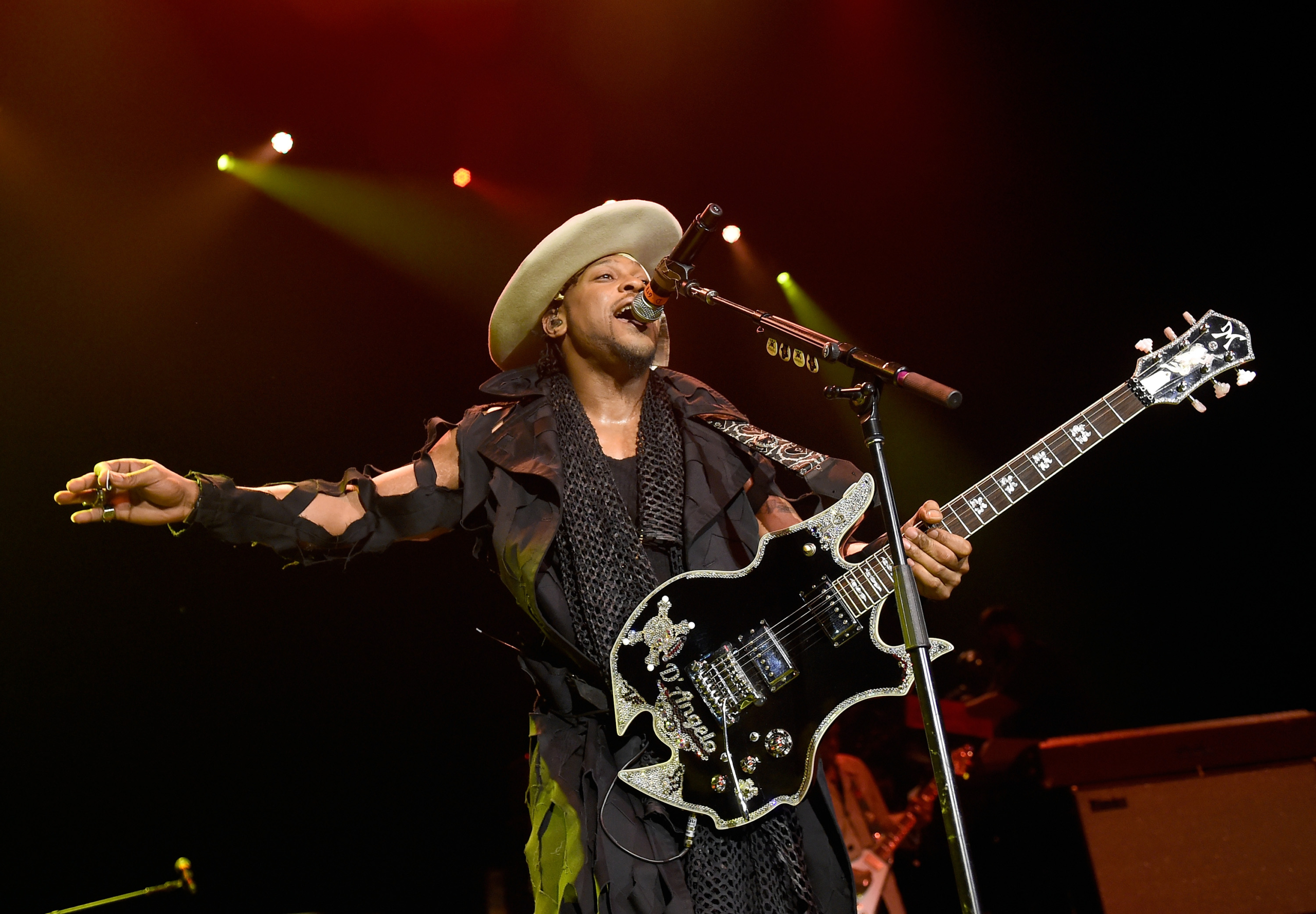 Philadelphia pays tribute to D’Angelo